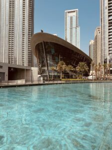 Die Opera Dubai befindet sich vor dem Burj Khalifa. Sie ist wunderschön eingebettet zwischen den Hochhäusern. Es gibt Führungen und sehr viele Events