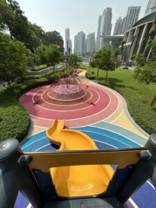 Beim Burj Khalifa See hat es einen sehr tollen Spielplatz. Die Kinder können sich dort austoben.