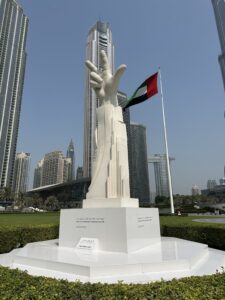 Die Hand-Skulptur vor dem Burj Khalifa 