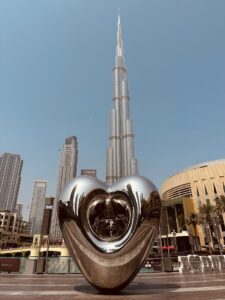 Das silberne Herz vor dem Burj Khalifa ist der ideale Fotospot mit oder ohne sich selber zu fotografieren. Dieses Kunstobjekt ist sehenswert