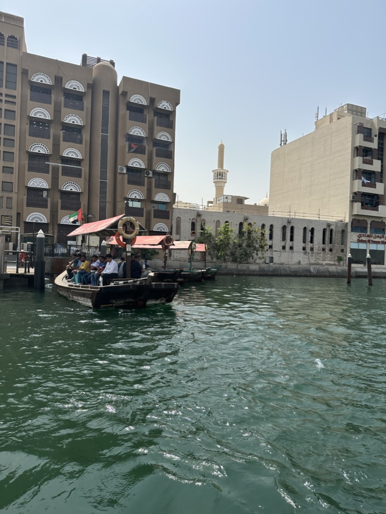 The traditional Boots Abras at Dubai Creek. With these boats the crossing of the creek is very easy and above all also inexpensive.