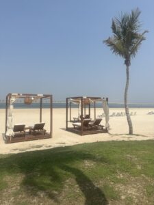 Der schöne Strand vom JA Palm Resort in Dubai. Es ist sehr schön in der Natur eingebettet