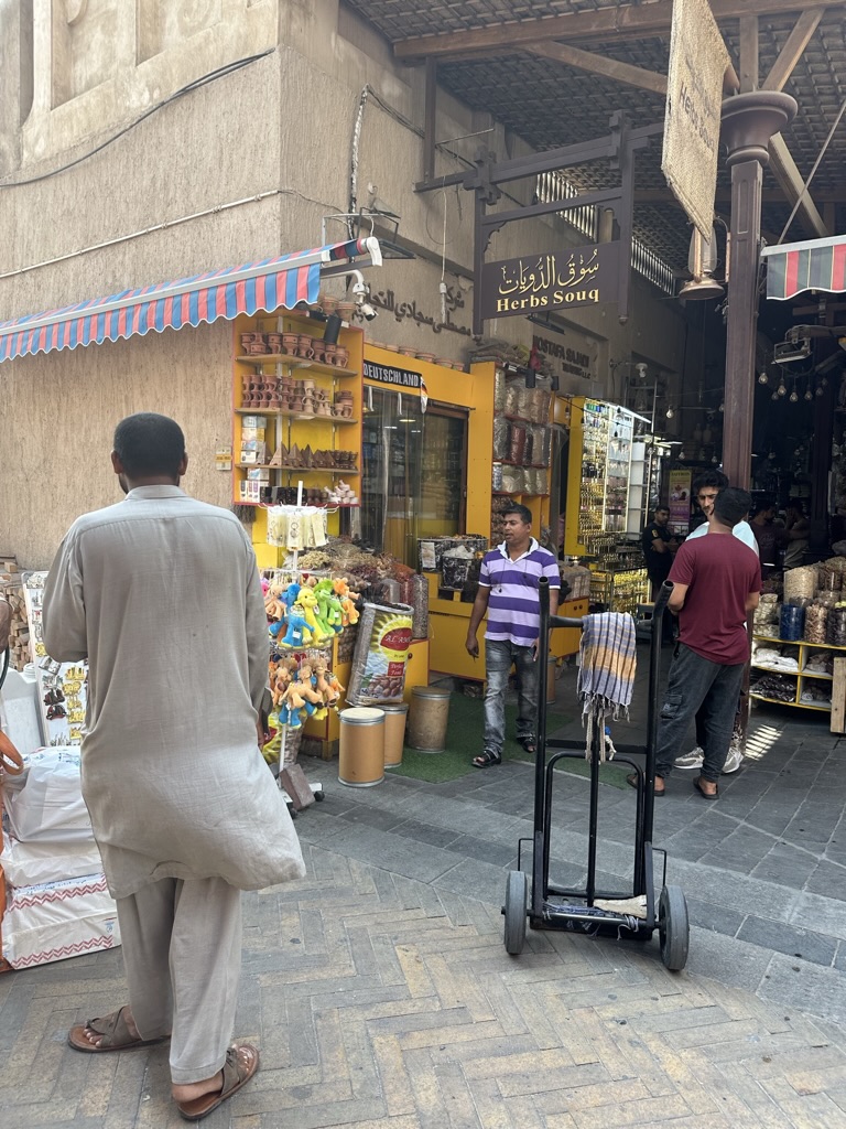 The spice souk of Dubai is located in the district of Deira. Here is also the gold souk