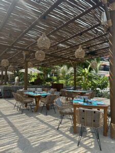 Ein Outdoor Restaurant im JA Palm Resort. Es gibt Burgers und viele andere leckere Speisen
