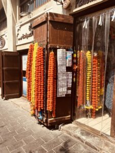 Dans le souk textile, il est possible d'acheter divers souvenirs. Il est également possible de se restaurer avec des jus de fruits frais. Il y a beaucoup de magasins près du temple indien où l'on peut acheter des objets indiens.