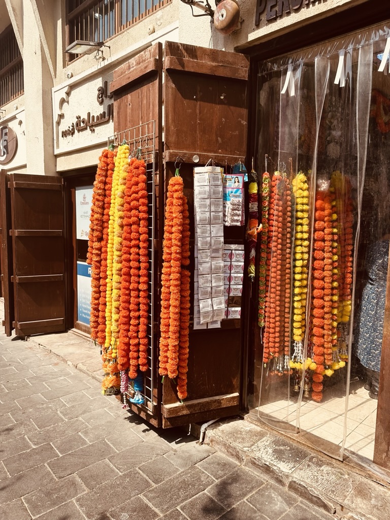 In the textile souk you can buy various souvenirs. You can also strengthen yourself with fresh juices. There are many stores near the Indian temple where you can buy Indian things.