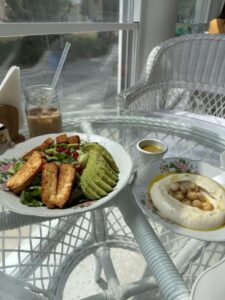 das leckere Essen im Arabian Teahouse. der Haloumi Salat mit Humus sind sehr sehr lecker. Es gibt noch viele andere Spezialitätenf