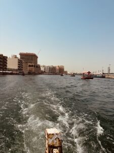 Die traditionellen Boots Abras beim Dubai Creek. Mit diesen Booten ist die Ueberquerung des Creeks sehr einfach und vorallem auch kostengünstig.