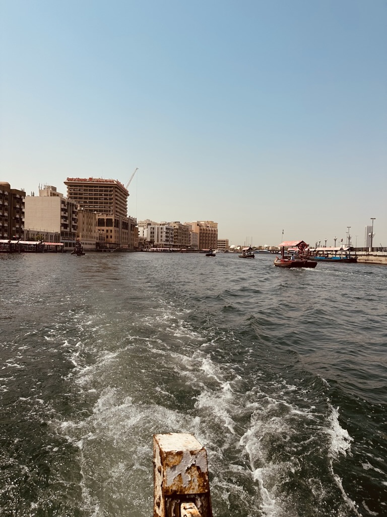 The traditional Boots Abras at Dubai Creek. With these boats the crossing of the creek is very easy and above all also inexpensive.