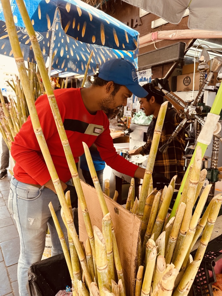 In the textile souk you can buy various souvenirs. You can also strengthen yourself with fresh juices. There are many stores near the Indian temple where you can buy Indian things.