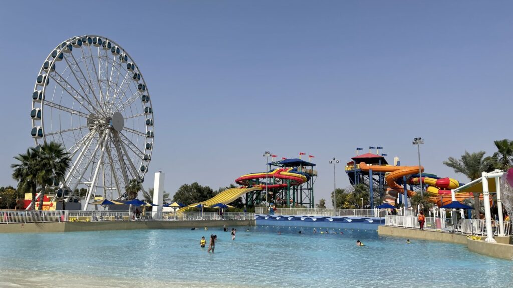 Zone de baignade à Legoland Dubai. En arrière-plan, on voit le Motiongate Park
