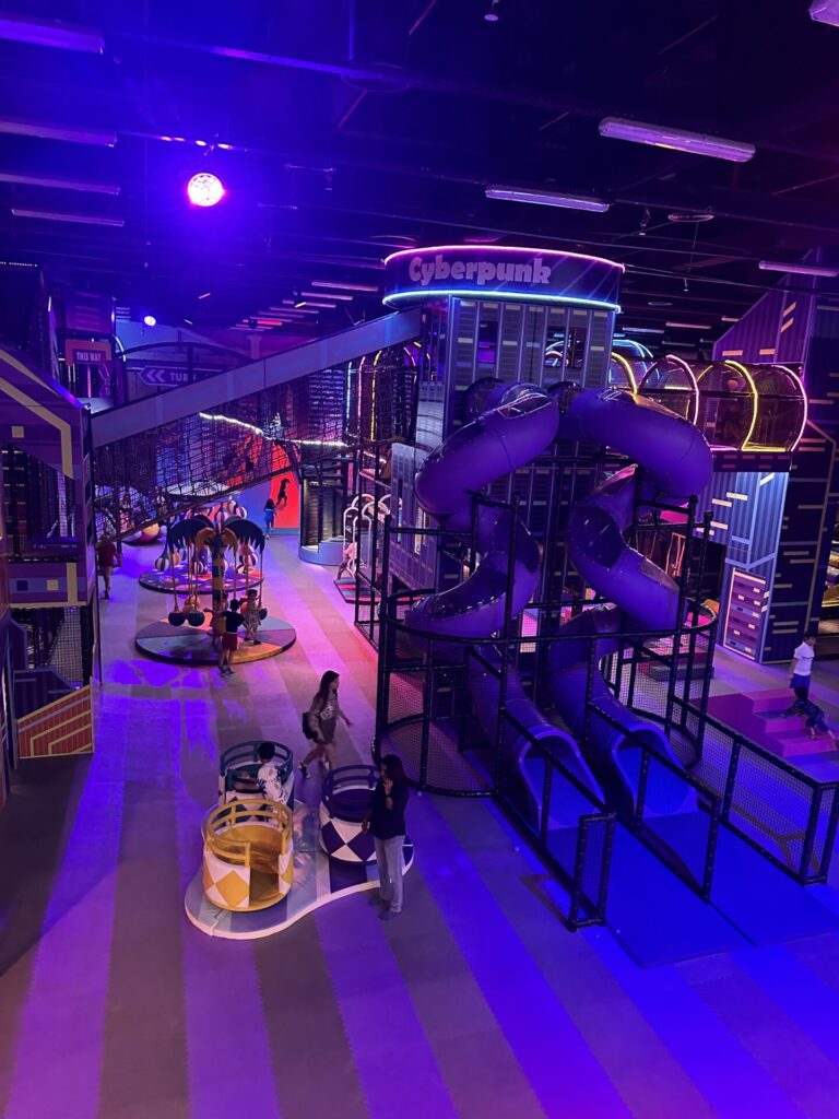 Neon Galaxy Park in Dubai Riverland mit vielen Attraktionen für Kinder
