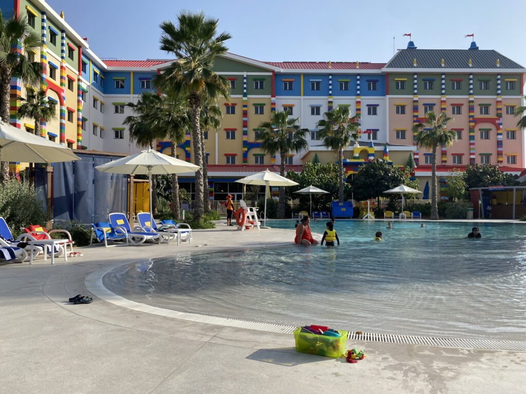 Hinter dem Pool befindet sich das Legolandhotel 