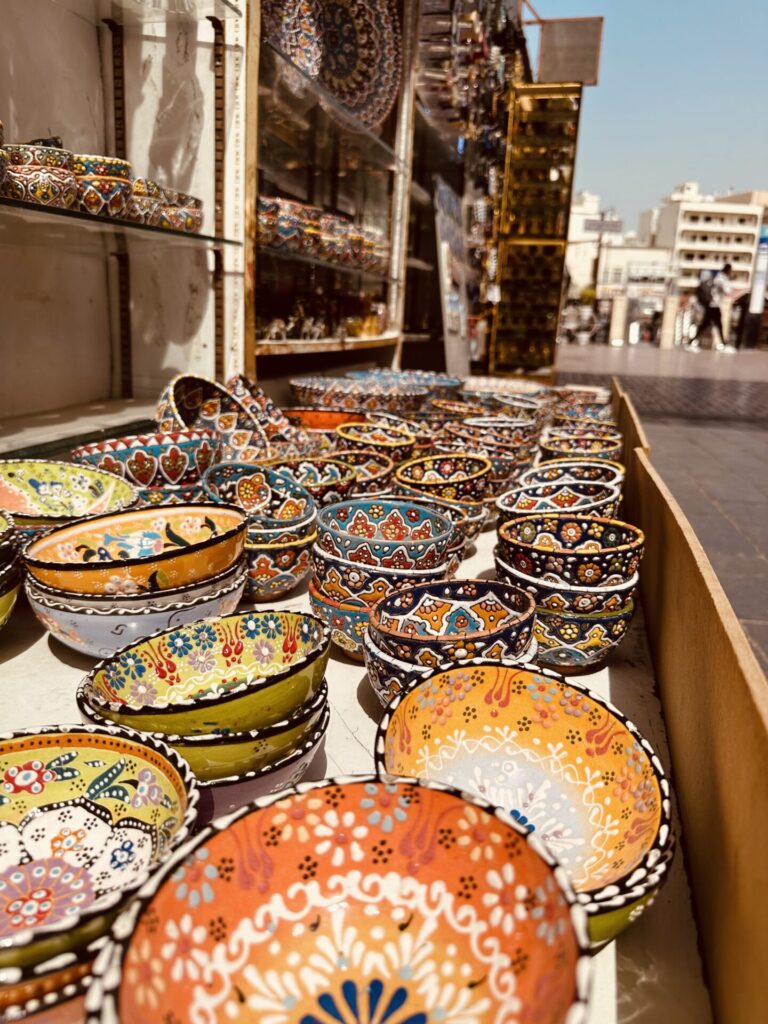 In the textile souk you can buy various souvenirs. You can also strengthen yourself with fresh juices. There are many stores near the Indian temple where you can buy Indian things.