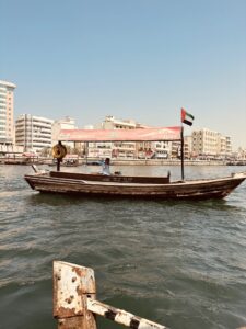 Die traditionellen Boots Abras beim Dubai Creek. Mit diesen Booten ist die Ueberquerung des Creeks sehr einfach und vorallem auch kostengünstig.