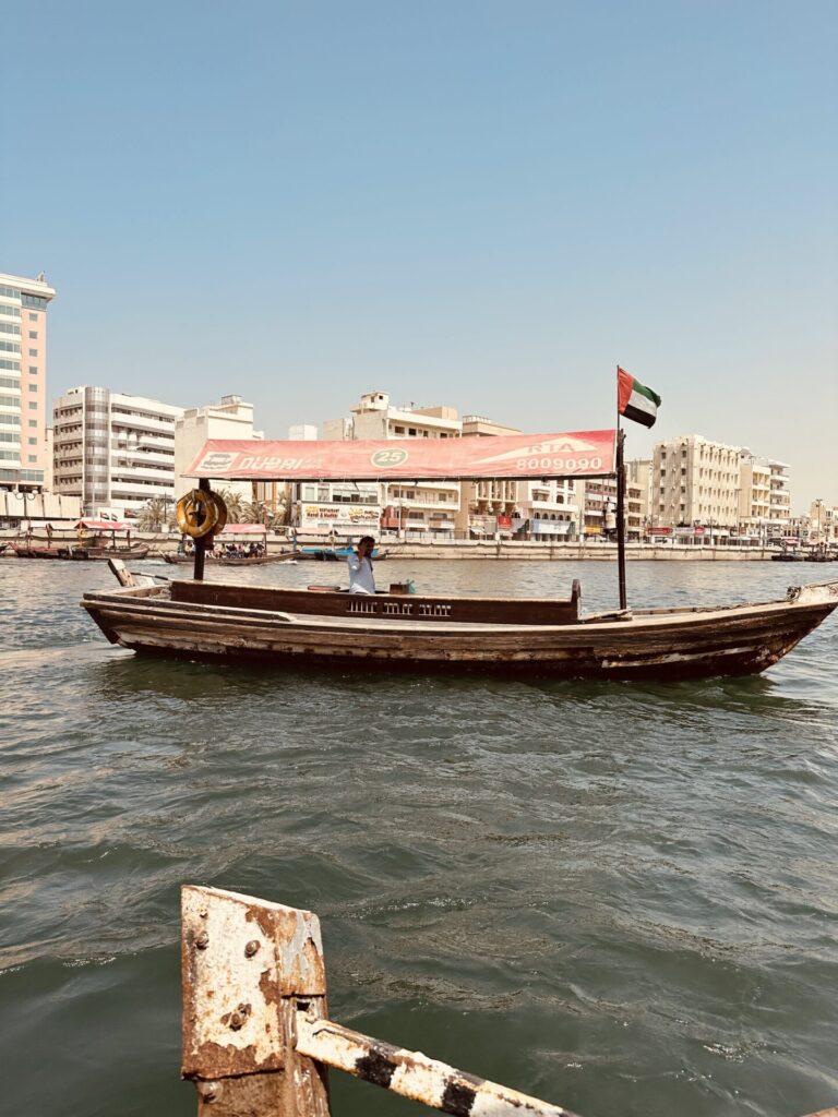 The traditional Boots Abras at Dubai Creek. With these boats the crossing of the creek is very easy and above all also inexpensive.