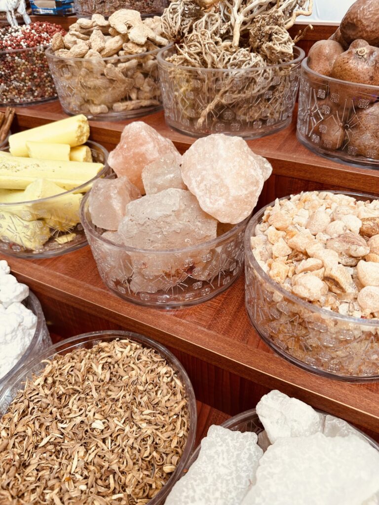 The spice souk of Dubai is located in the district of Deira. Here is also the gold souk