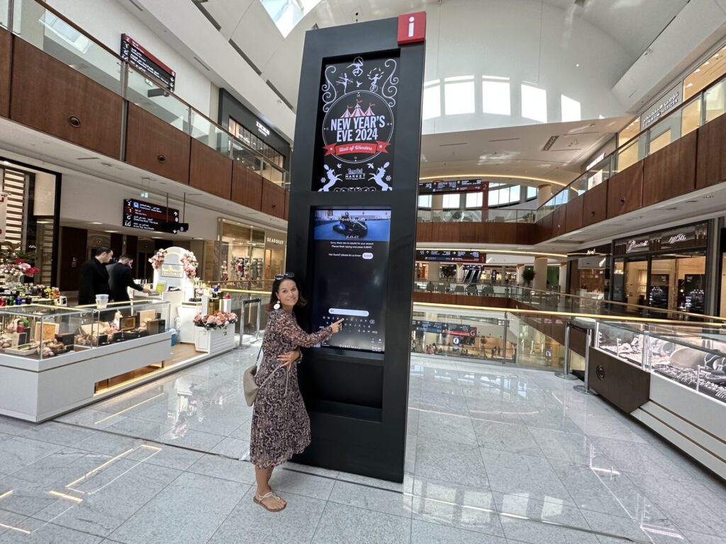 Vous avez des panneaux d'aide dans chaque centre commercial. Ici, par exemple, dans le Dubai Mall. Pour trouver tous les restaurants et magasins