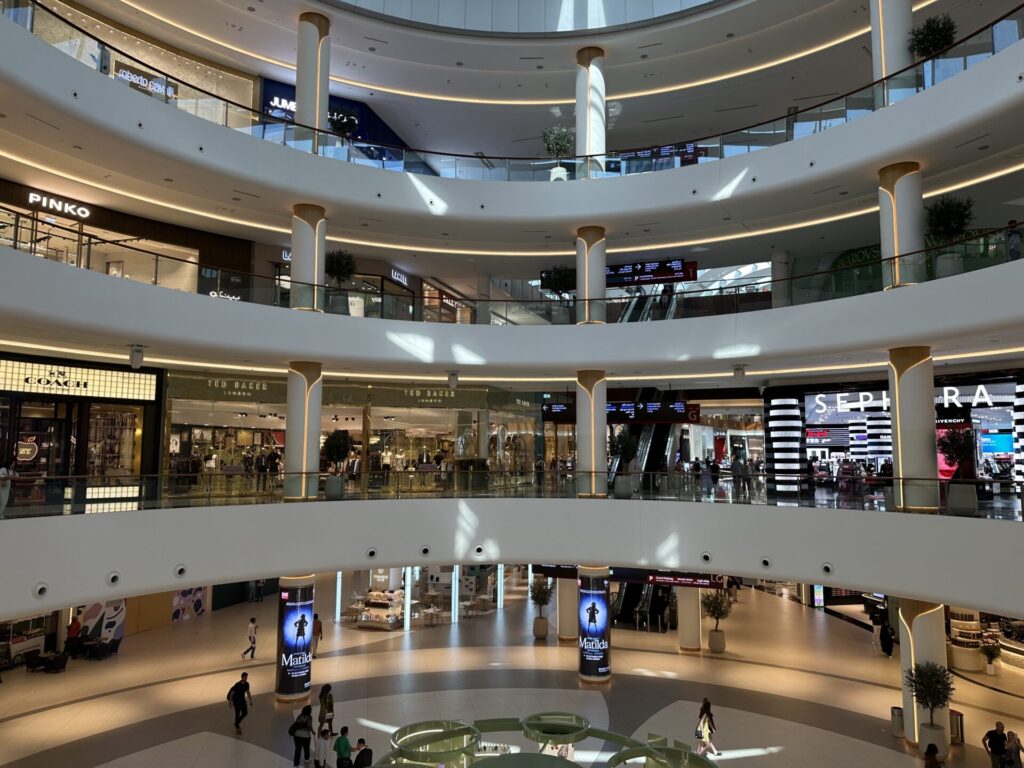 Auf verschiedenen Ebenen erstreckt sich die Dubai Mall Dubai