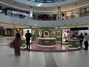 Das grösste Einkaufszentrum der Welt die Dubai Mall. Es hat viele Geschäfte, Restaurants und Sehenswürdigkeiten. 7 Tage in der Woche geöffnet