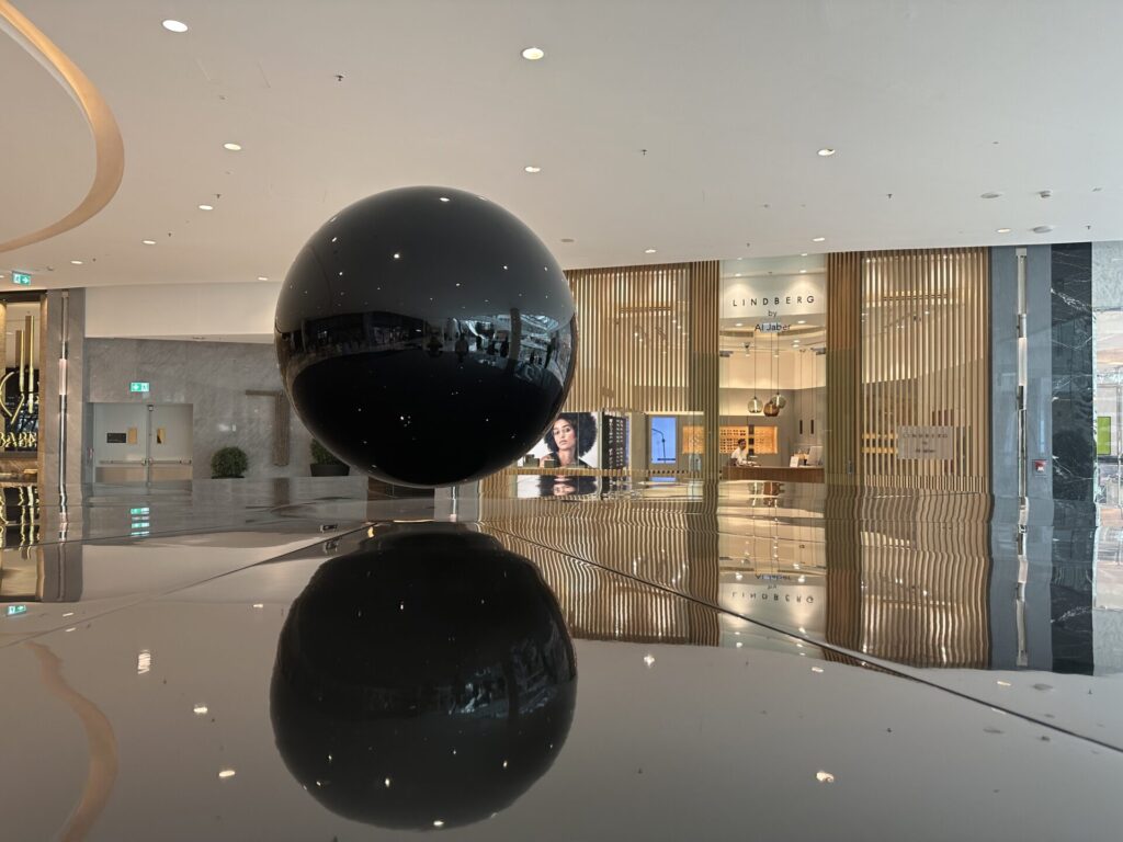 L'art est présent partout dans le Dubai Mall. Ici, dans l'aile arrière, on voit une boule volante