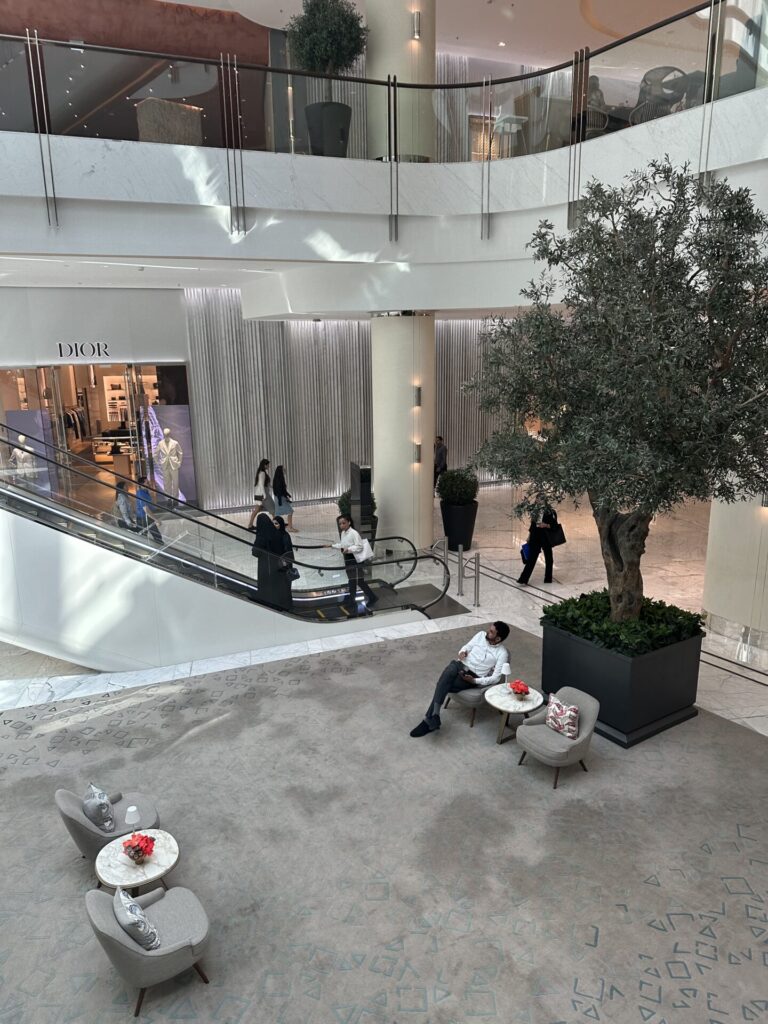 Ein Mann sitzt in der Dubai Mall Dubai und geniesst die entspannte Athmosphäre