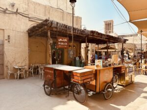 Einen Markstand im Gebiet al Seef in Dubai. Das künstliche nachgebaute Gebiet umfasst Geschäfte, Restaurants und sehr schöne Fotomotive
