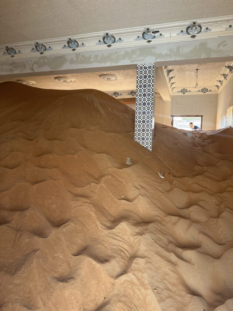 Le village fantôme d'Al Madame aux EAU. Les maisons sont pleines de sable