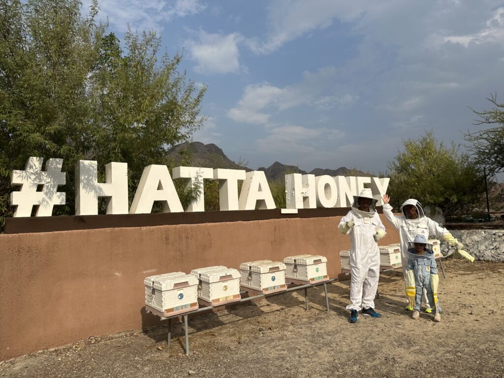 Bei der Bienenfarm in Hatta hat man die Möglichkeit in einer Vollmontur zu den Bienen zu gehen. Man darf sogar die Bienenwaben zu halten