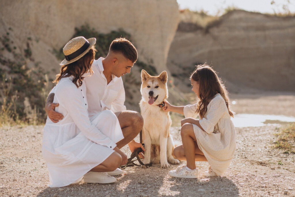 Familien in Dubai mit einem Hund in der Wüste