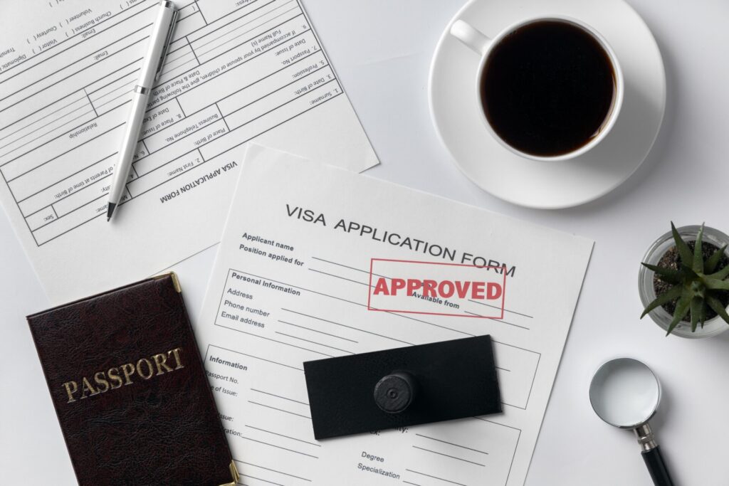 Kaffee, Visa und Passport für die perfekte Reisevorbereitung