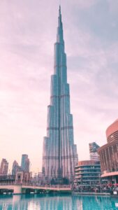 Der Burj Khalifa am Abend vor der Dubai Mall