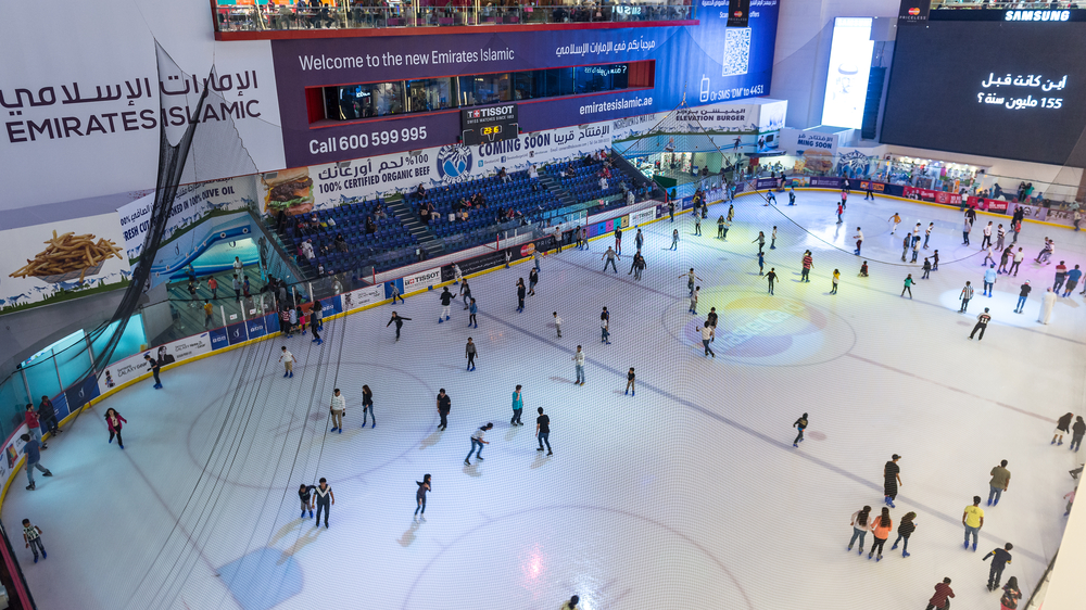 In der Dubai Mall kann man Eisschuhlaufen. Eine Winteraktivität in der Dubai Mall Mitten in Dubai