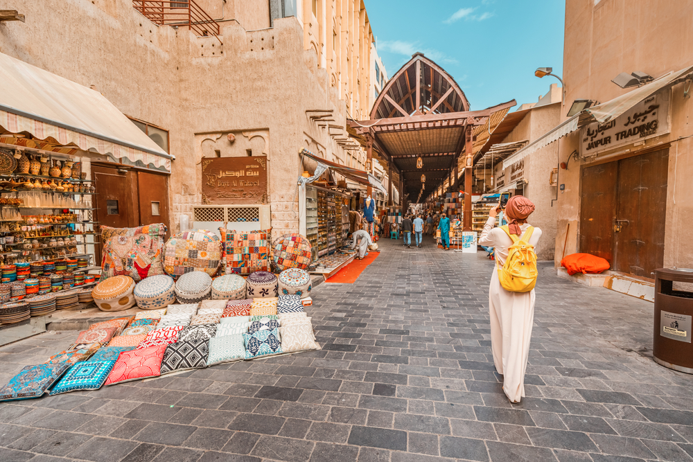 Here we are in the souk of Dubai. The narrow streets and the colorful elements are beautiful for the eyes and of course for the photo