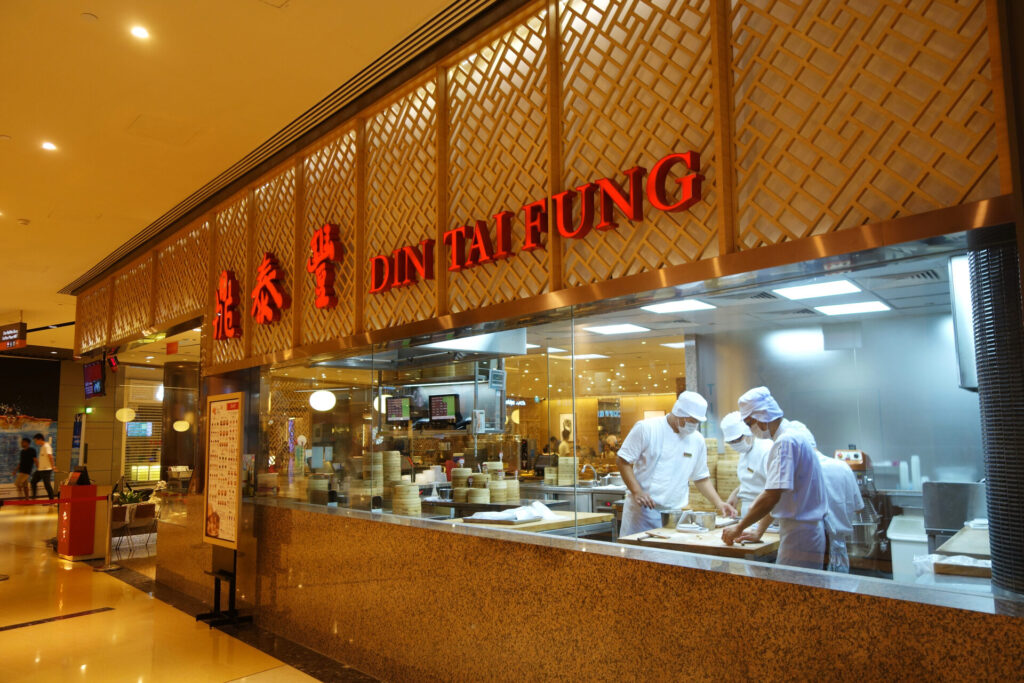 Din Tai Fung a été fondée en 1958 à Taipei (Taïwan) en tant que commerce de détail d'huiles alimentaires. Quatorze ans plus tard, il a été transformé en un restaurant à part entière, spécialisé dans les quenelles de soupe et les pâtes. Les réactions enthousiastes dans le monde entier ne se sont pas fait attendre.