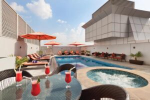 Ramada by Wyndham Dubai - Pool auf der Dachterrasse