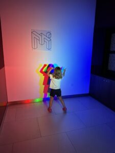 Ein Kind am tanzen im Museum of Illusion in Dubai al Seef