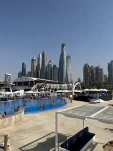 Zero Gravity Beachclub ist ein Beachclub bei Skydiving Dubai. Es läuft super Musik und die Stimmung ist ausgelassen. Ein super Sport für Instagram Fotos