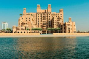 Sheraton à Sharjah - Vue de l'hôtel depuis la mer