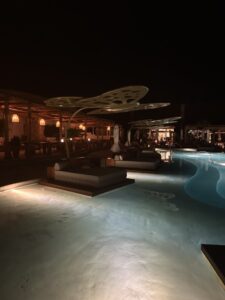 Terra Solis eine Oase in der Dubai Wüste. Es gibt Uebernachtungsmöglickeiten, sowie auch Day Pool Pass und verschiedene Party's in der Nacht - oft steht Tomorrowland im Hintergrund 