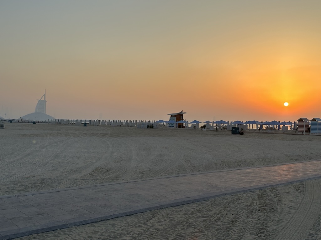 Kite Beach à Dubaï le soir. Une plage publique avec des stands de nourriture et de marché  