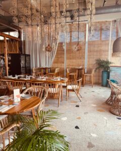 Kaffee und Restaurant KokoBay in Dubai der Innenbereich mit schönen Sitzmöglichkeiten