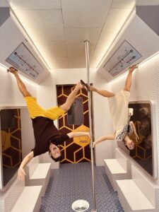 Museum of Illusion à Dubaï al Seef - ici deux personnes à l'envers dans un métro