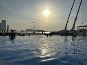 Zero Gravity Beachclub ist ein Beachclub bei Skydiving Dubai. Es läuft super Musik und die Stimmung ist ausgelassen. Ein super Sport für Instagram Fotos