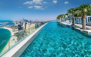 Der Pool im Address Beach Hotel in Dubai lässt zum relaxen ein. Geniesst die tolle Aussicht