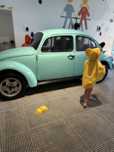 Musée OliOli à Dubaï - ici dans la salle d'eau lors du lavage de voitures