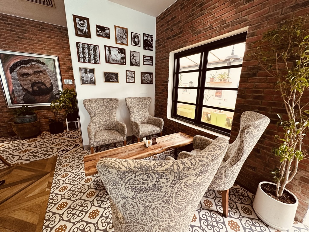 Der Innenbereich vom Artisan Kaffee in Dubai mit bequemen Sesseln