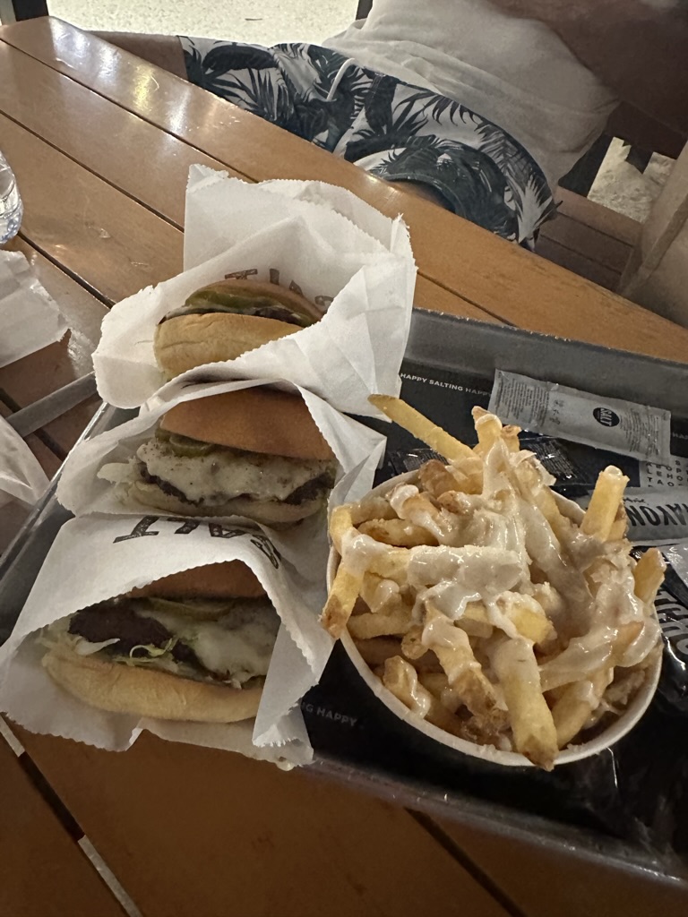 Salt am Kitebeach - ein Burgerladen mit leckerem Essen und schönem Sitzbereich draussen