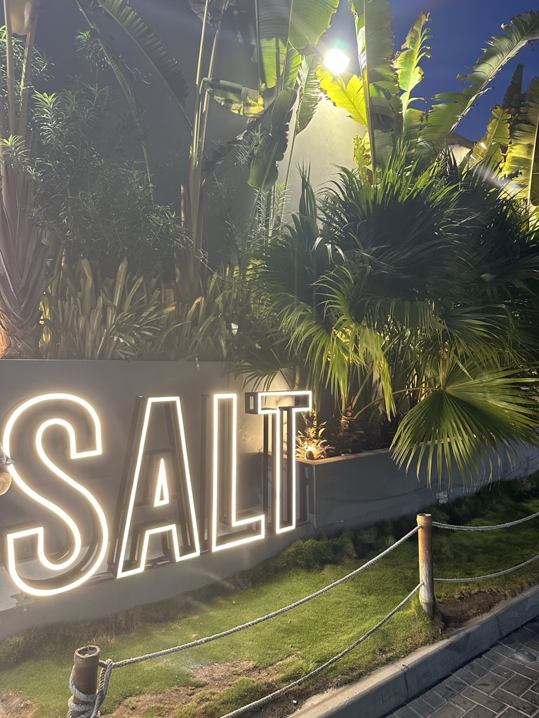Salt am Kitebeach - a burger joint with delicious food and a nice outdoor seating area