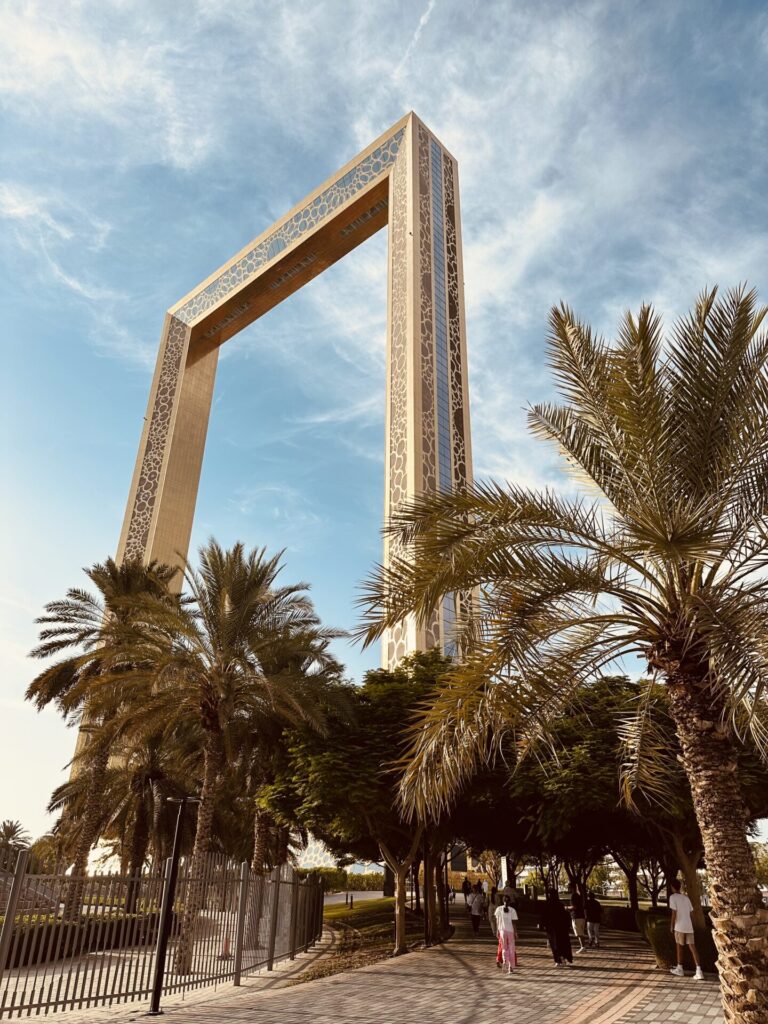 The Frame Dubai von der Strasse aus.